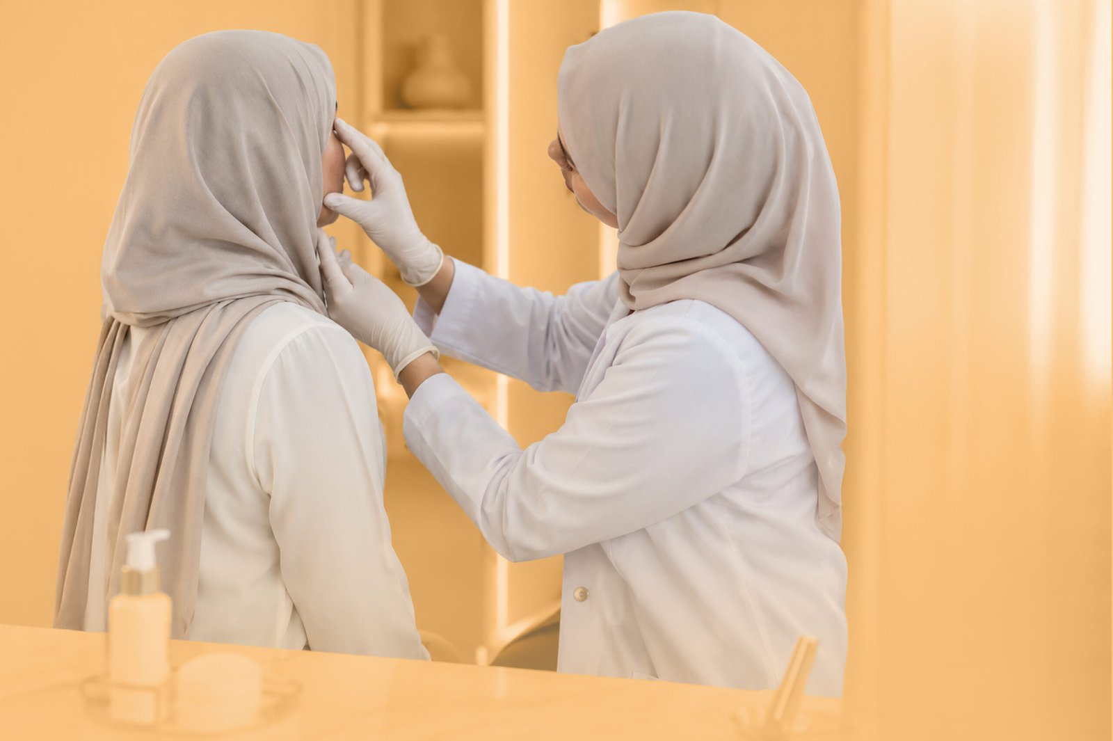 فحص البشرة خلال استشارة جلدية